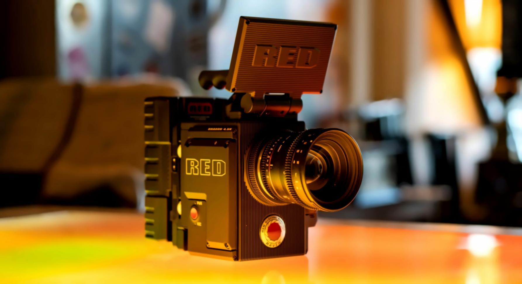 Esempio di progetto di editing video con timeline complessa e color grading professionale