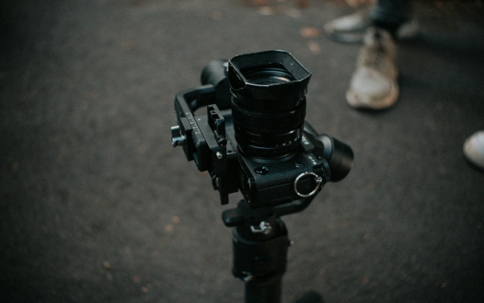 Setup professionale per video editing remoto con doppio monitor