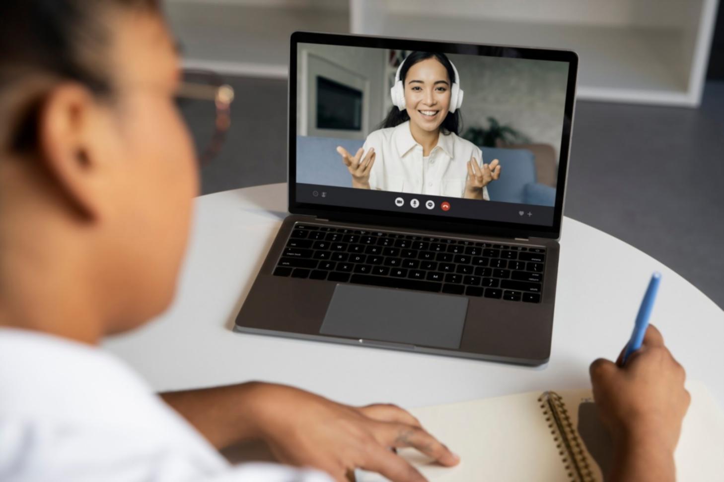 Studio di post-produzione professionale con attrezzature di alta qualità