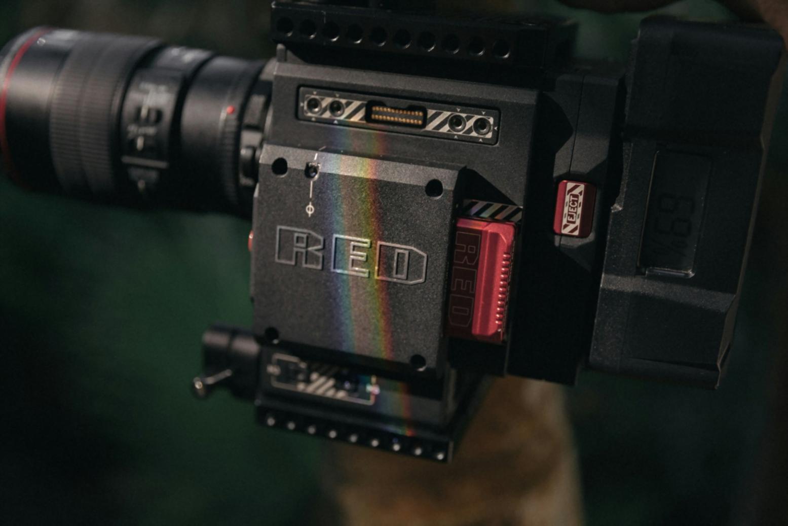 Postazione di lavoro per editing video con monitor multipli